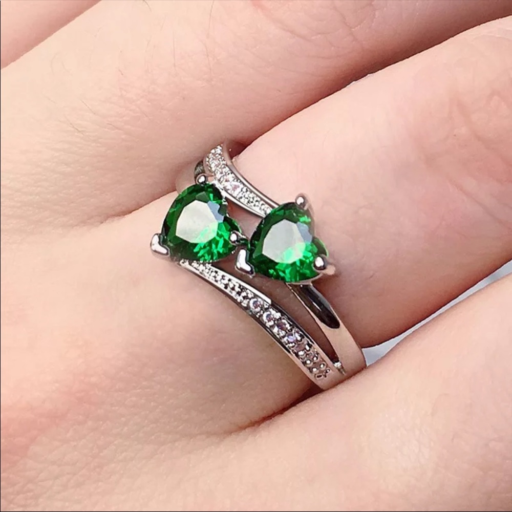 New 925 Silver Two Romantic Hearts Shape Emerald Ring